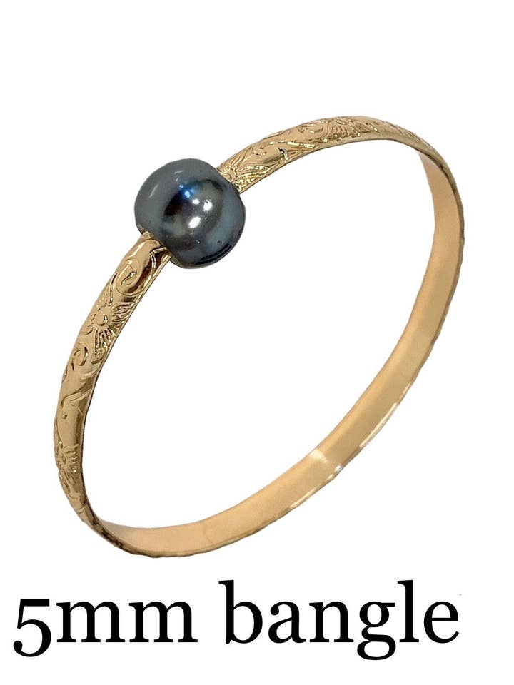 Bracciale in oro Hamilton con perla nera galleggiante hawaiana da 5 mm per la vendita all'ingrosso da parte di Anela's Jewelry