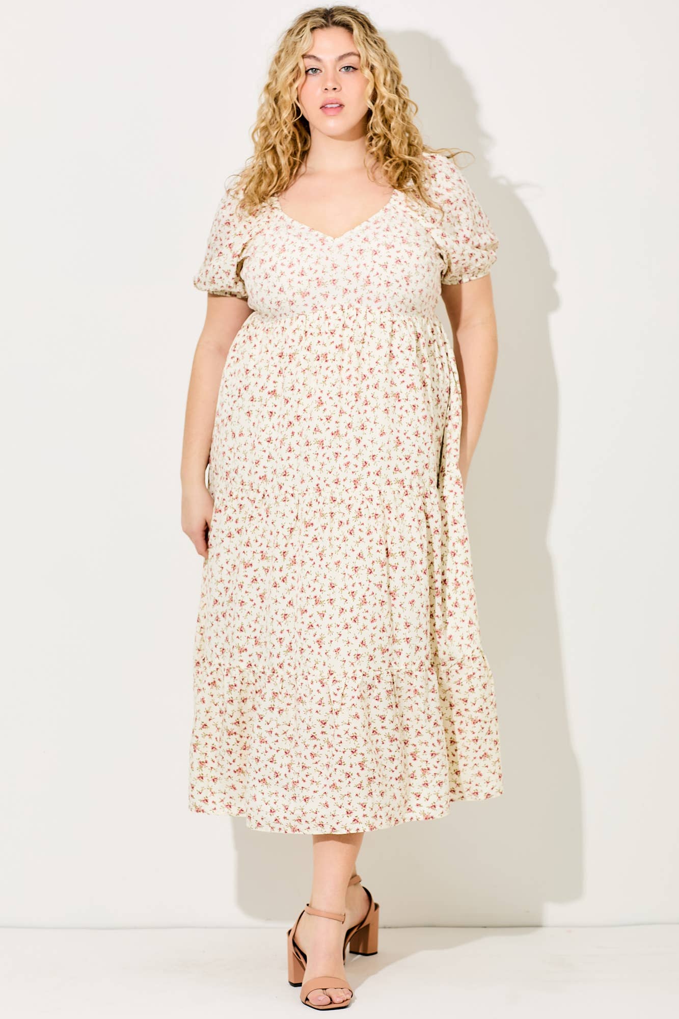 RODNA MULTI (PLUS SIZE) V-RINGAD BLÅMÖNSTRAD MAXIKLÄNNING för wholesale på Faire0