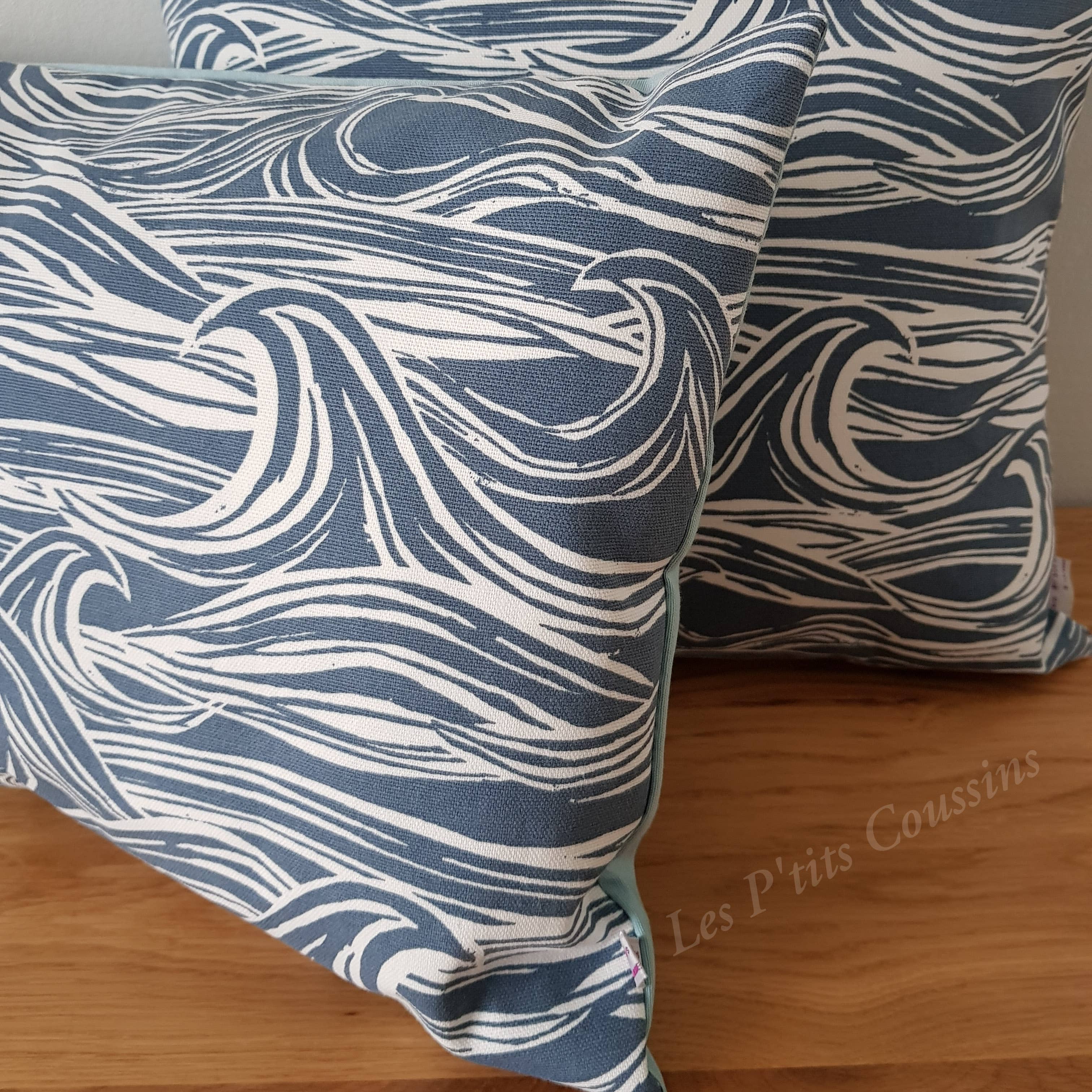 Les P'tits Coussins – wholesale Dekorativ kudde – Kudde med marina vågmönster i blått och vitt6