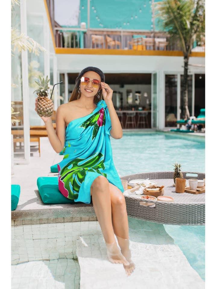 La Leela Wrap de plage peint à la main pour femme, ciel, hibiscus pour la vente par LA LEELA \ HAPPY BAY