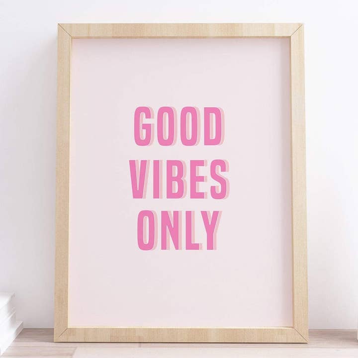 Gode Vibes Kun Positive Citat Typografi Print for engroshandel hos Design By Emma