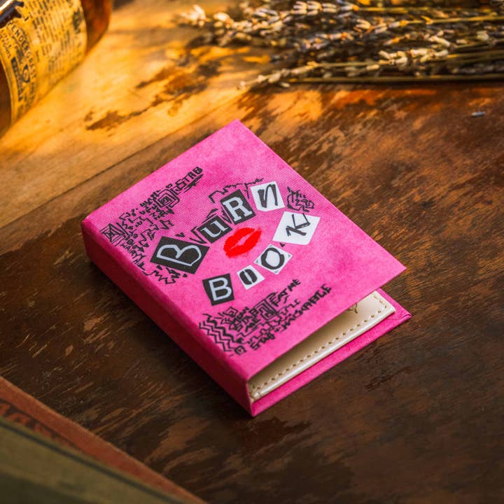 Novel Book Store – wholesale Plånbok - Dam – Burn Book, Mean Girls 2004 Bokplånbok