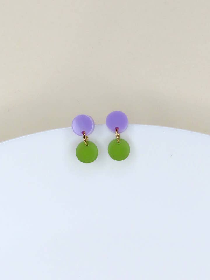 Dotty acrylic earrings in olive lilac for wholesale by Niemalsmehrohne