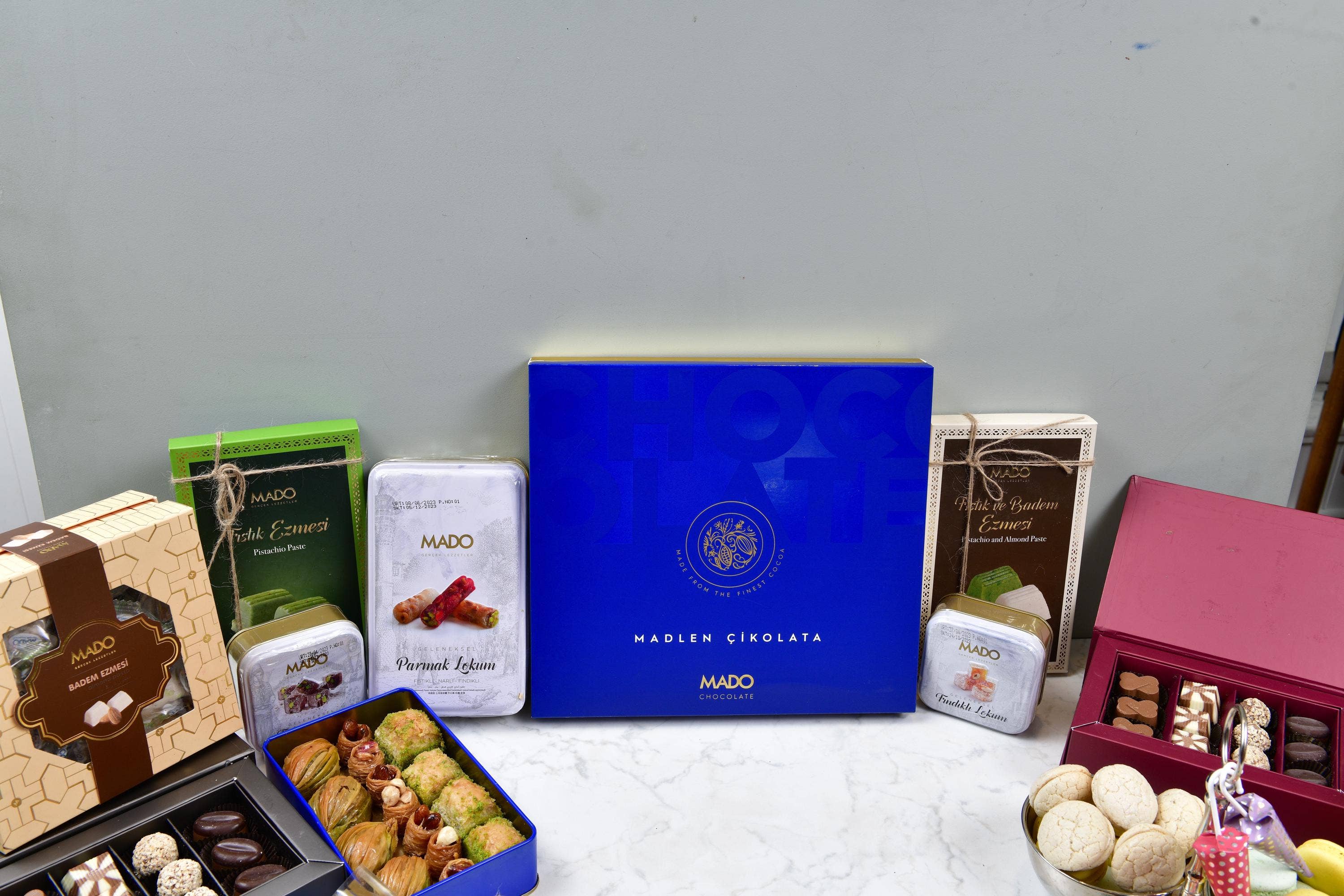 MADO – wholesale Gift box – Turkish Delight with Hazelnut Gourmet Dessert Gift Box4