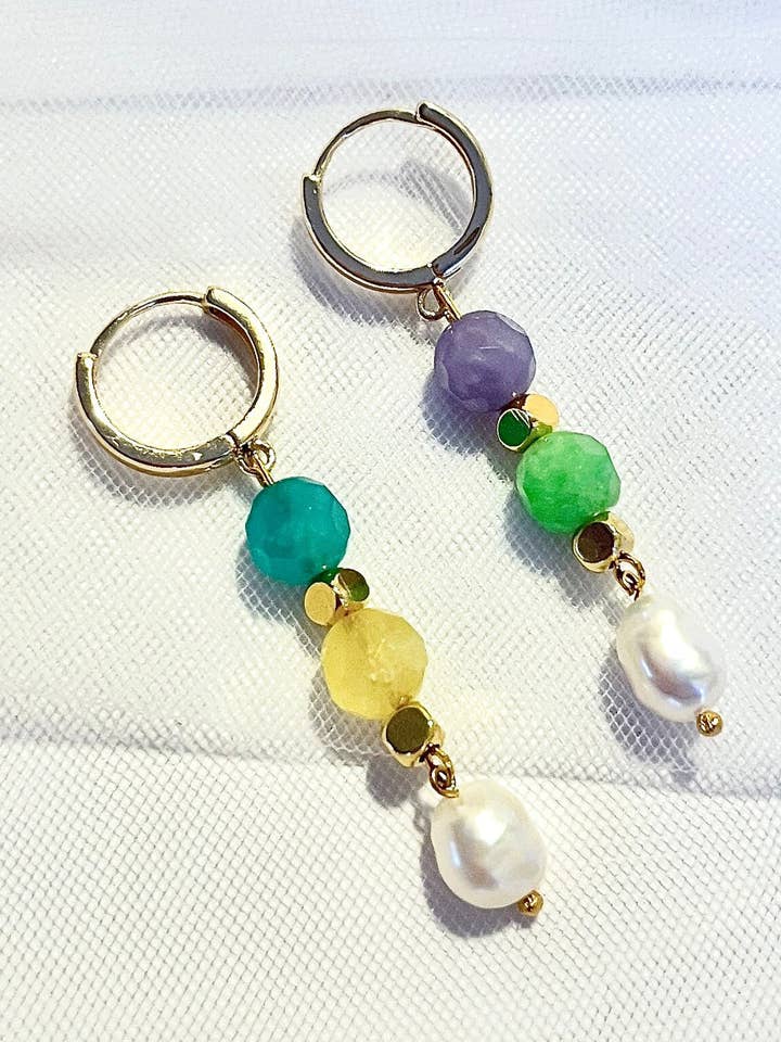 Kleurrijke oorbellen met bedeltjes en parels voor wholesale door Lovely Sunday Jewelry