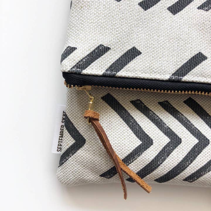 Saco de embreagem oversized em seta de pano de lama por atacado de September Skye Bags & Accessories