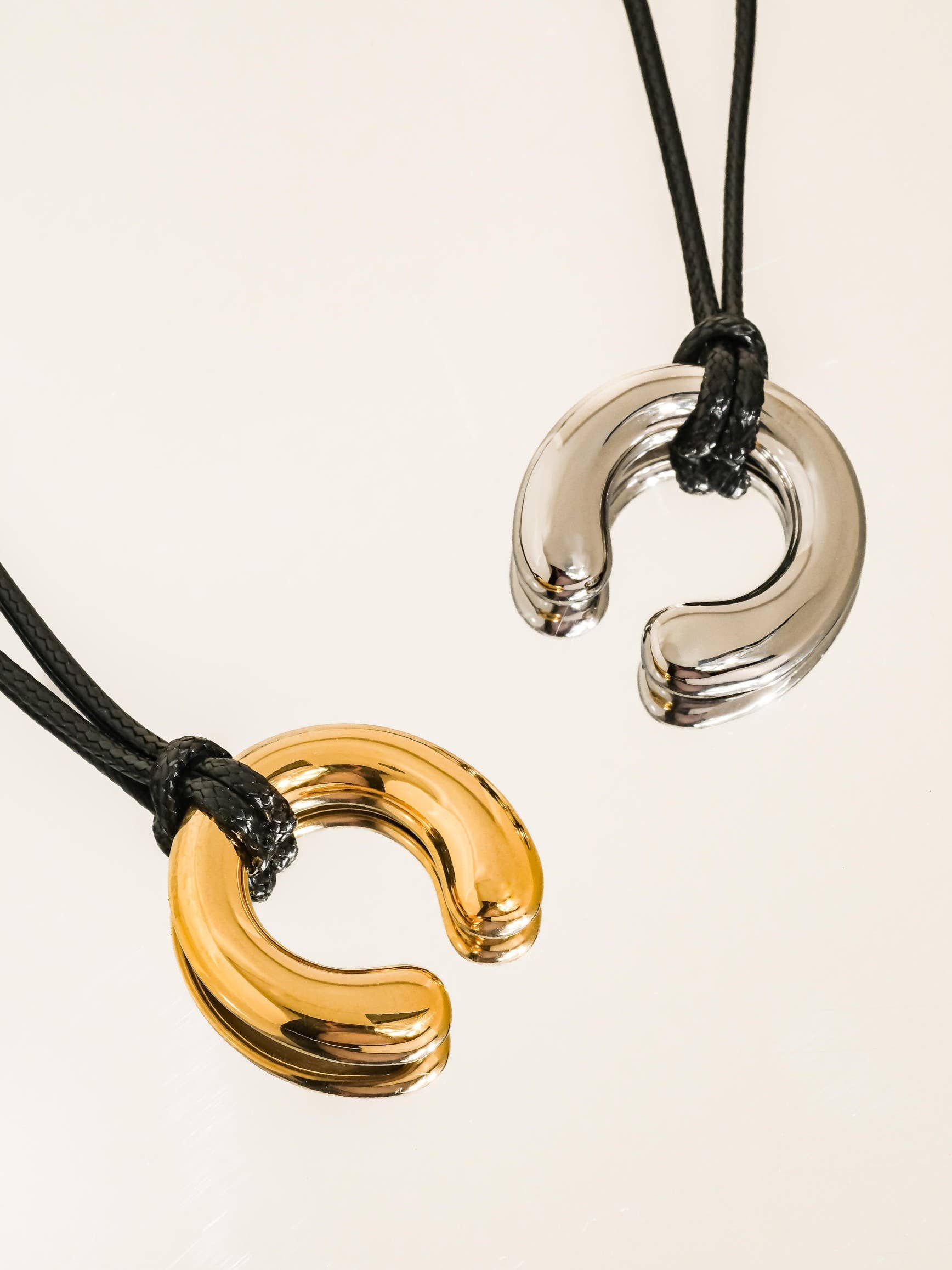 Flânerie by MAIQ - Vente Colliers à pendentif - Collier Pull Fer à Cheval Valeska en Or 18K Inaltérable2