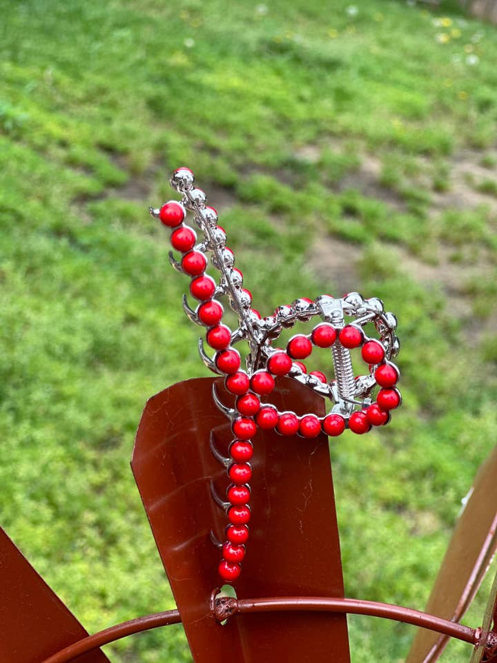 Pince à griffes en pierre rouge pour la vente par Rockin Clips