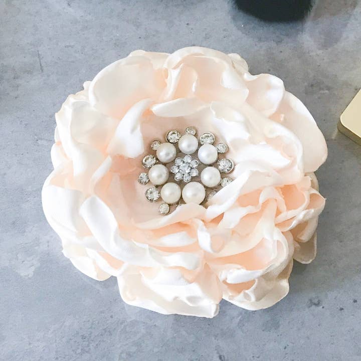 Fiore in raso avorio bruciato da donna I La magnolia incantata per la vendita all'ingrosso da parte di The Enchanted Magnolia