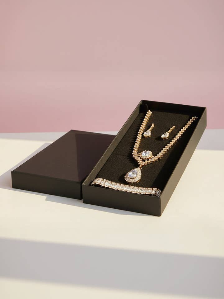 Sprankelende Gouden Kristallen Ketting, Armband, Oorbellen & Ring Set Met Cadeaudoos voor wholesale door Arya Jewellery Wholesale