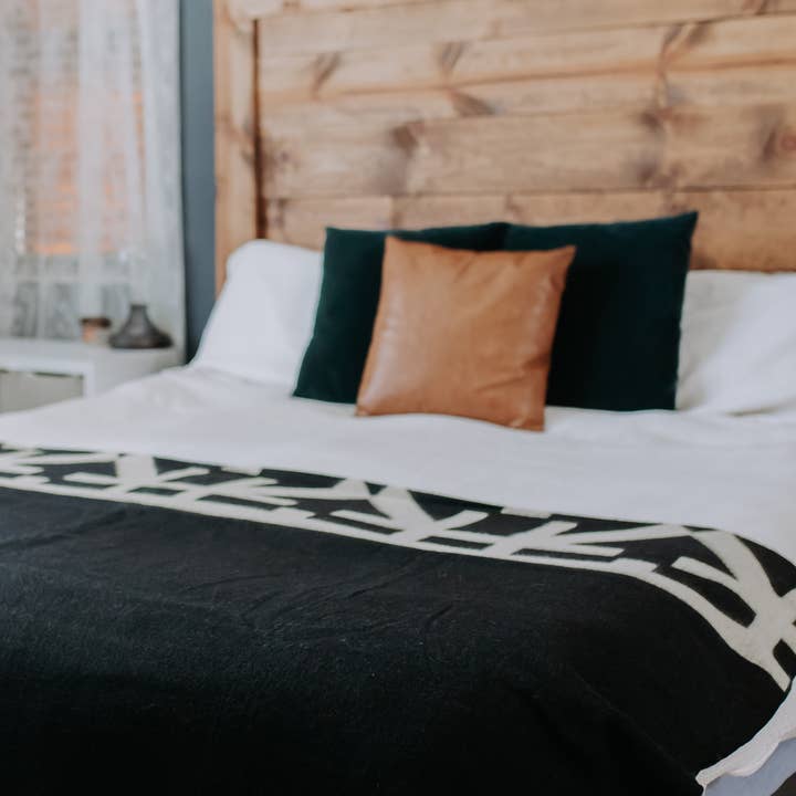 Beyond Borders Collective | Artisan-Made Blankets & Throws - Wholesale Throw Blanket - Destino Blanket - Natural / Black | home decor | Spring Deco2