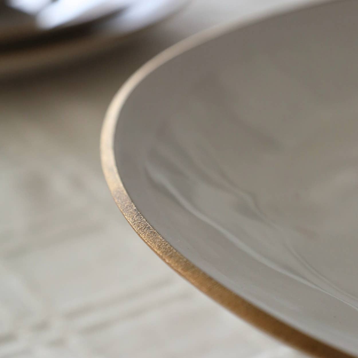 Nosse Ceramics - Wholesale Cake Stand - Cakestand (32 cm) - Edge Ivory Gold2