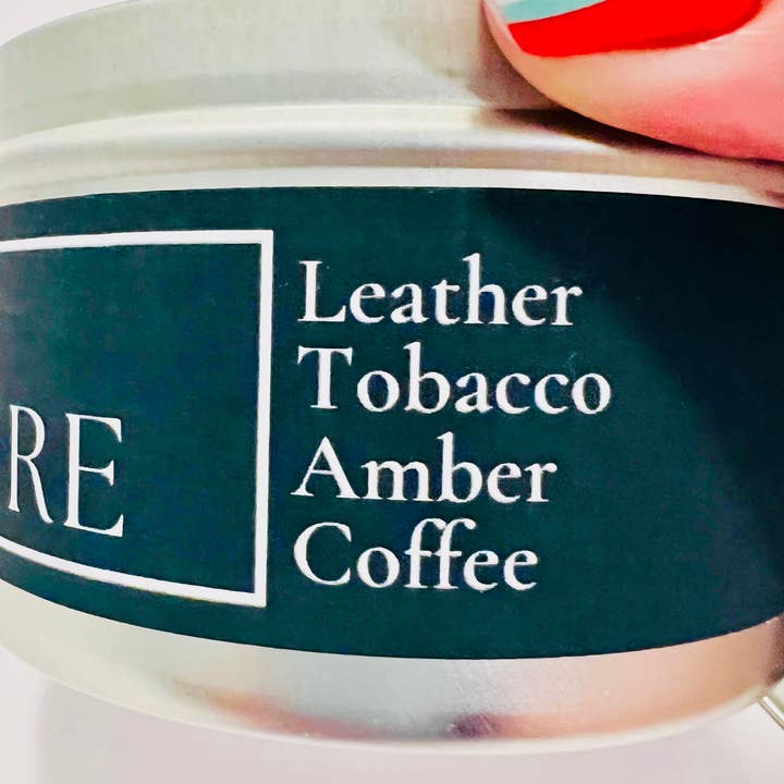 NovelTea Bookstore & Gifts – Engroshandel Rejsestearinlys – Gammel boghandel - Læder & kaffe duftende sort etiketlys5
