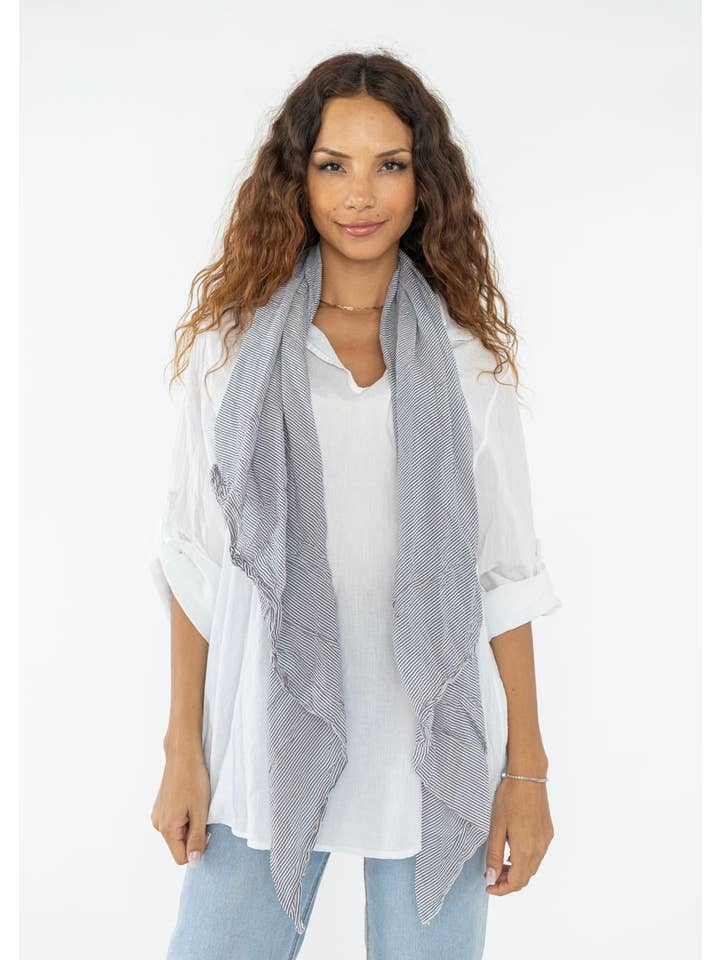 Weiß WEISSES HEMD AUS 100% BAUMWOLLE MIT GESTREIFTEM SCHAL für den Großhandel auf Faire1