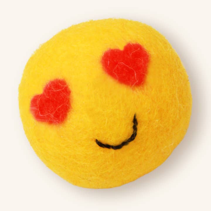 Jouet pour chat en laine fait main en forme d'émoji yeux en cœur – Édition limitée 2025 pour la vente par Moricat
