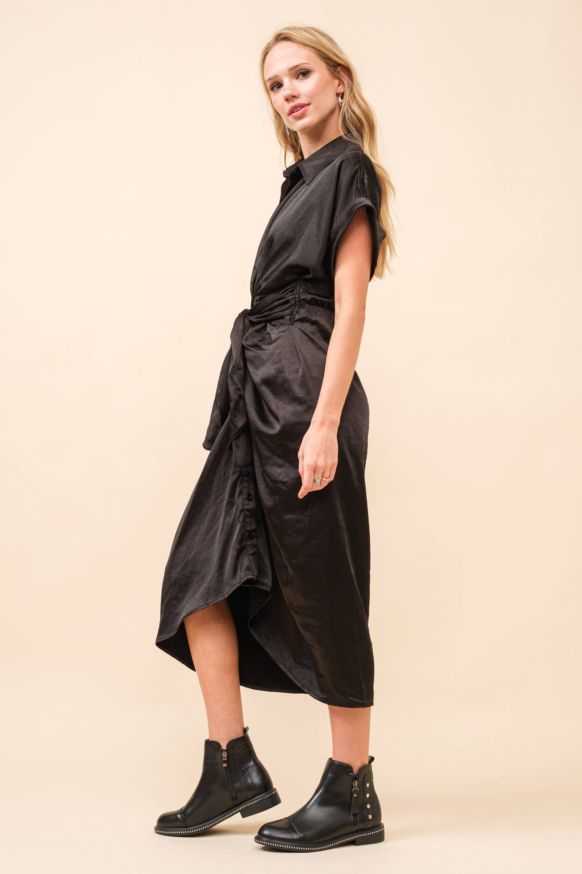 BEIGE 34971D - Abito a turni in raso increspato con cravatta sul davanti in vendita all'ingrosso su Faire13