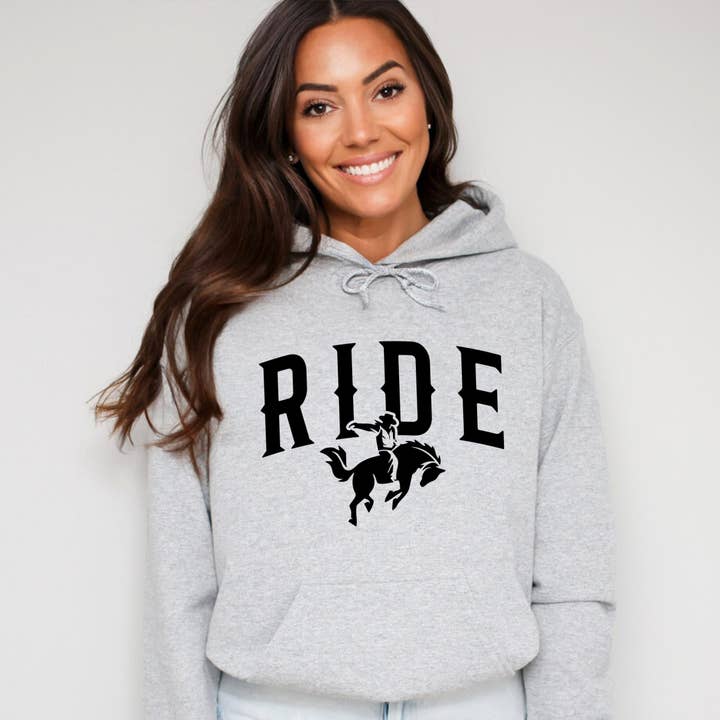 Sweat à capuche graphique pour femme "Ride Cowboy Arched" pour la vente par Olive And Ivory Wholesale