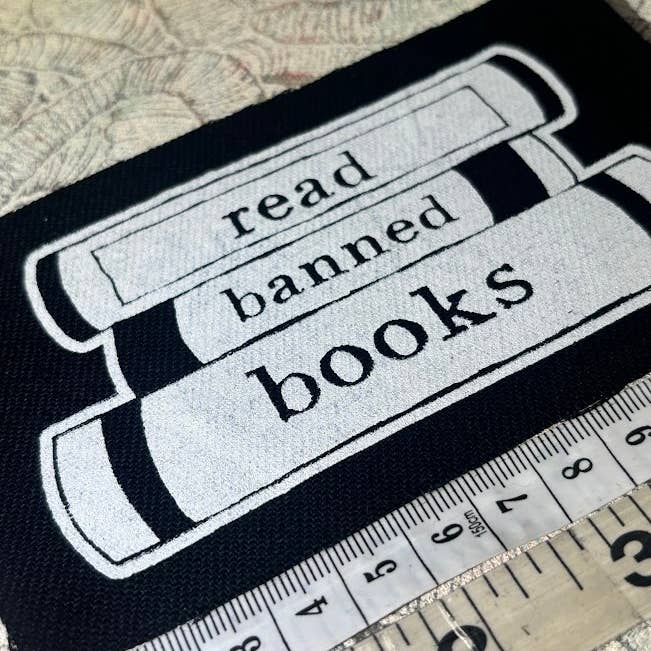 Three Raccoons - Vente Écusson - Lire des livres interdits patch,4