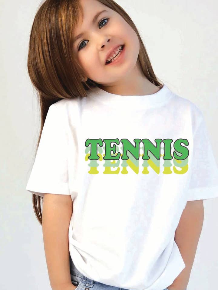 L1241 - T-shirt graphique TENNIS pour la vente par KNOCK ON THE STYLE
