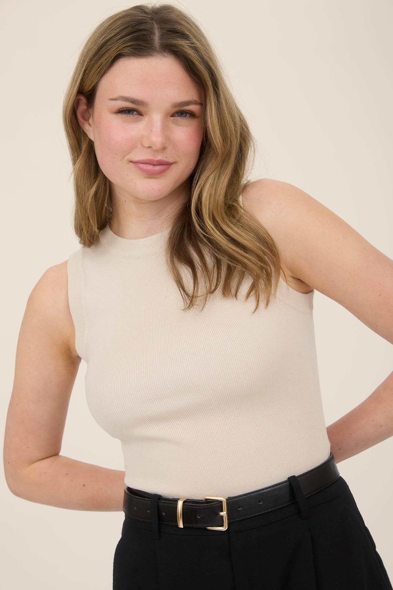 The Workshop Studio – wholesale Stickad topp - Dam – Ärmlös tröja med rund halsringning i stickad modell10