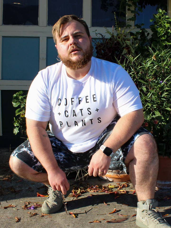 Coffee Cats Pflanzen Shirt auf Weiß für den Großhandel von Yonder Studios
