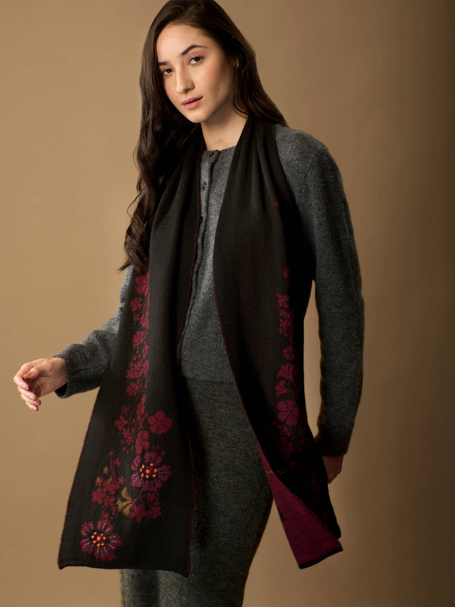 WUAMAN - Alpaca - Vente Écharpe – femme - Écharpe Julia en alpaga | Broderie à la main | Automne9