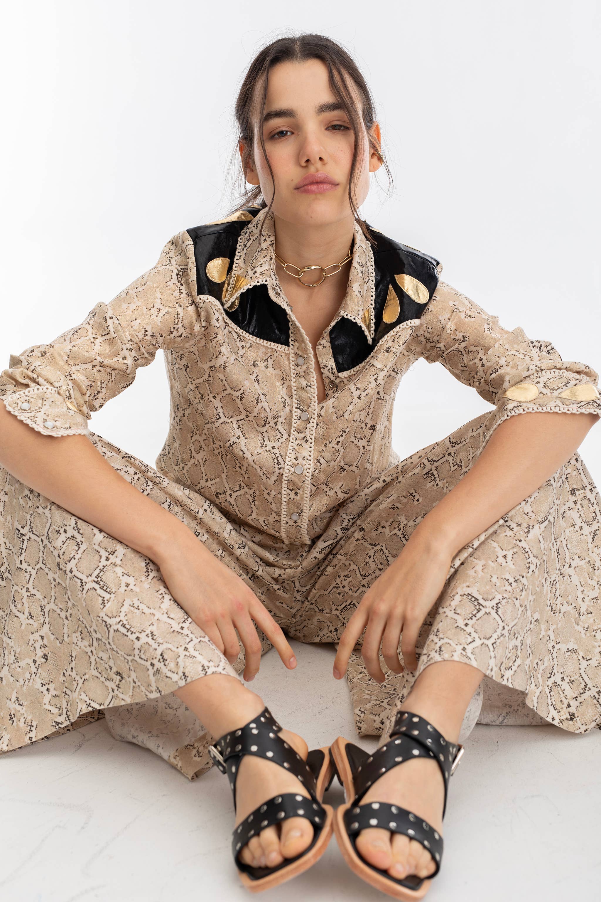 Estampado de serpiente con apliques metalizados en negro y dorado Camisa Far West de lino metalizado con estampado de serpiente y apliques metálicos negros y dorados de venta al por mayor en Faire1