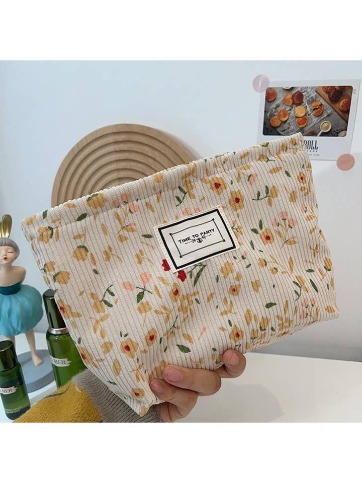 Cosbai - Pochette cosmétique matelassée à fleurs côtelées pour la vente par Funkyrel® Atzbranding Limited
