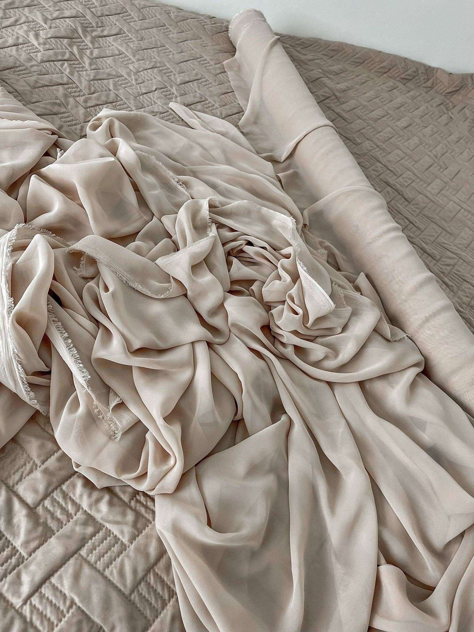 GalaTextile - Vendita all'ingrosso Tessuto - Tessuto in chiffon color tortora, tessuto velato in chiffon leggero, crema, materiale neutro per tende da sposa, tessuto per drappeggi ad arco7