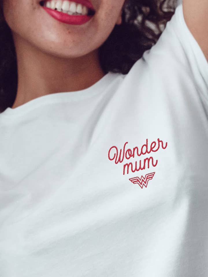 Juste un t-shirt - Wholesale T-Shirt - Women's - Women's Embroidered T-Shirt - Wonder mum0