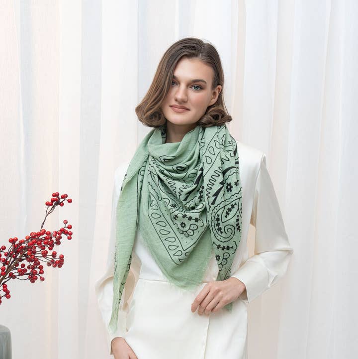 LINETA – wholesale Scarf – Women's – 46735-A5 Large square scarf with bandana pattern10