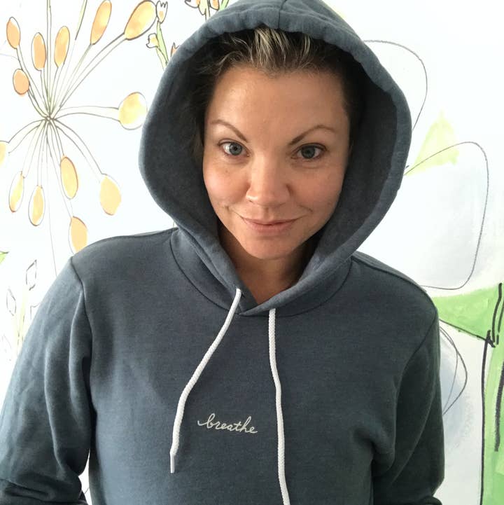 Atmen: Premium-Unisex-Kapuzenpullover für den Großhandel von Megan Lee Designs