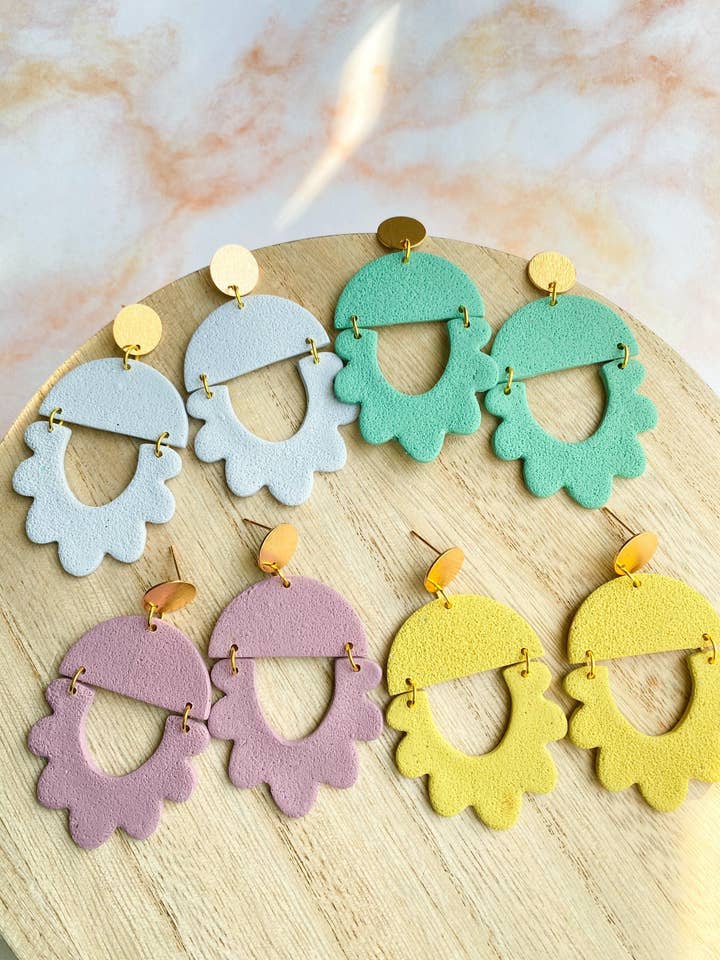 Pendentifs en forme d'arche festonnée pour la vente par Glitter and Glow Co