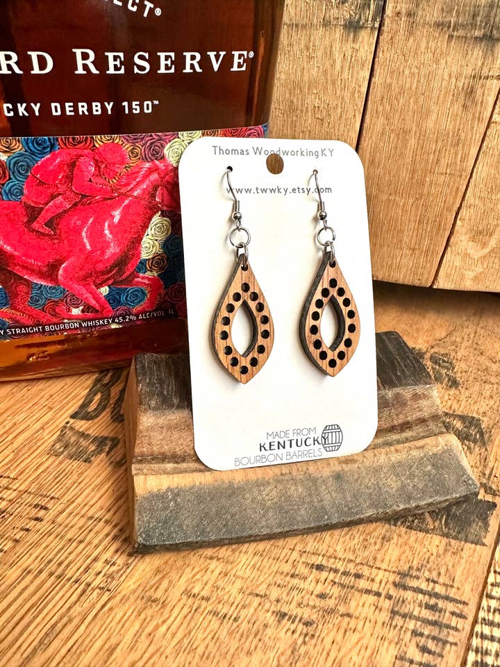 Teruggewonnen Kentucky Bourbon Barrel houten bengelende oorbellen voor wholesale door TWWKY