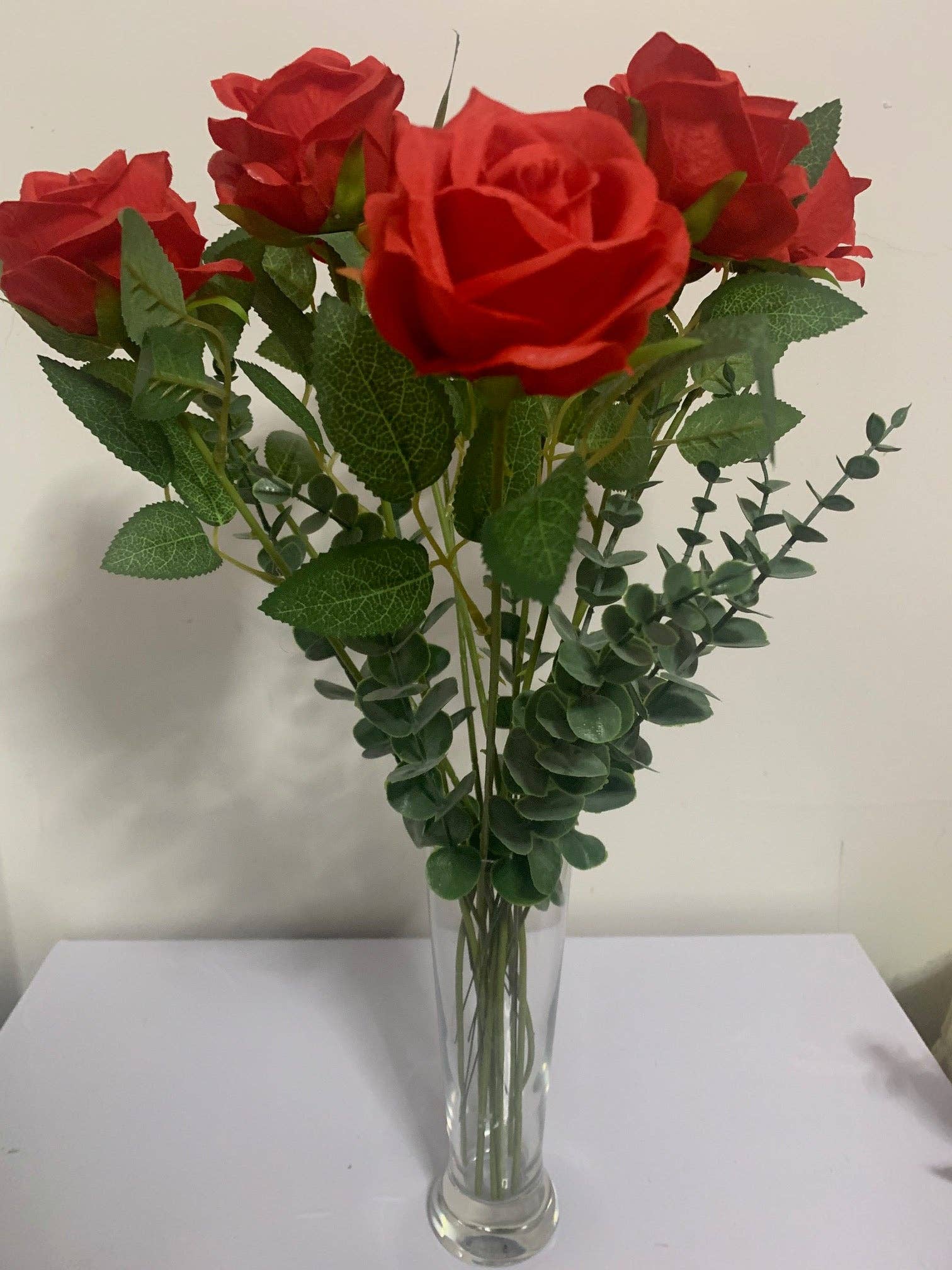 UniqueMartandHome - Vente Fleurs artificielles - Faux bouquet de roses rouges en soie avec feuilles d'eucalyptus artificielles sans vase0