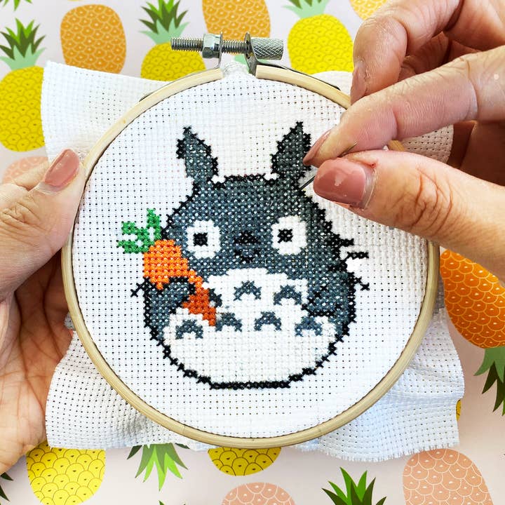 Totoro aux carottes - Kit de points de croix à faire soi-même pour la vente par TheCloudFactory