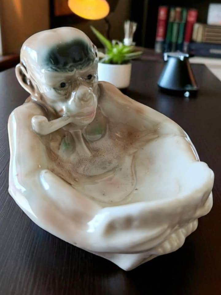 Askfat med rökande apa – Art déco-stil – Porslin för wholesale av Art Déco Style