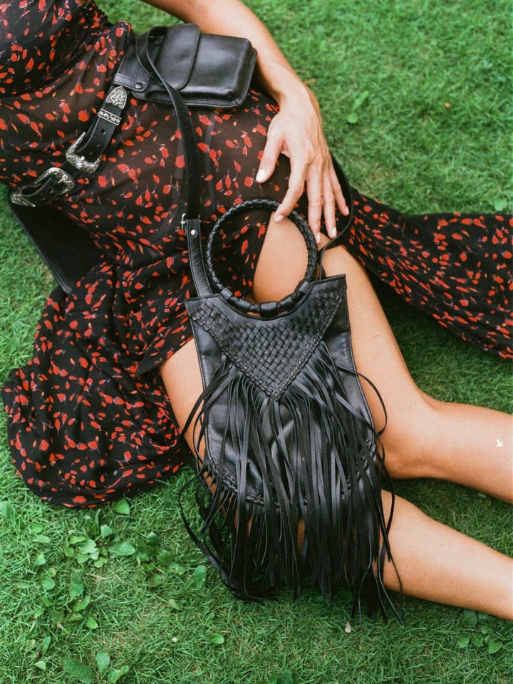 Sac tissé à franges en noir pour la vente par Shroud