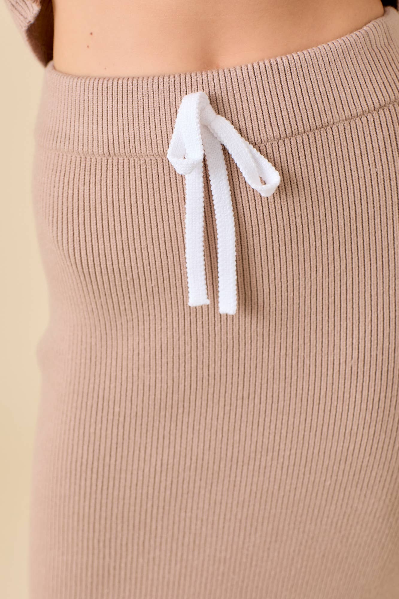 Main Strip – Engroshandel Nederdel - Dame – Sweaterstrikket midi nederdel med båndrembånd2