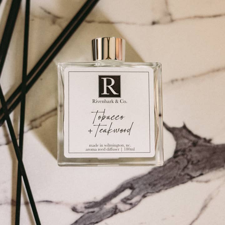 Reed Diffuser, Ren Duft - Holder i 6+ måneder for engroshandel hos Rivenbark & Company