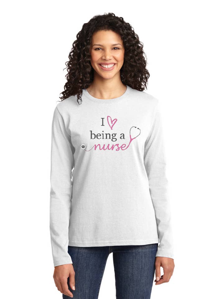 Love Being A Nurse - T-shirt à manches longues en coton pour la vente par Cutieful