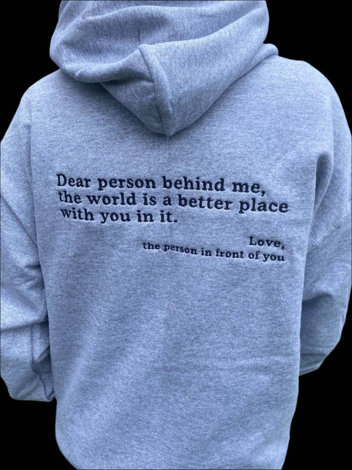Sweat-shirt à capuche brodé « Dear Person Behind Me », manches longues, coupe classique, unisexe, adulte pour la vente par UNMATCHED