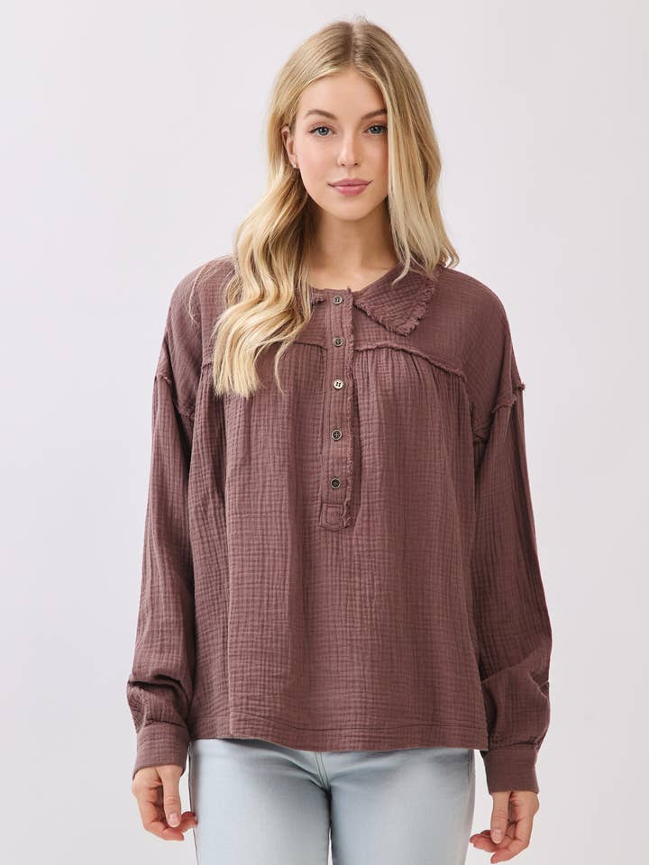 TOP EN GAZE AVEC ENCOLURE À COL ET ÉPAULES DÉCROCHÉES - VT6202 pour la vente par Calista