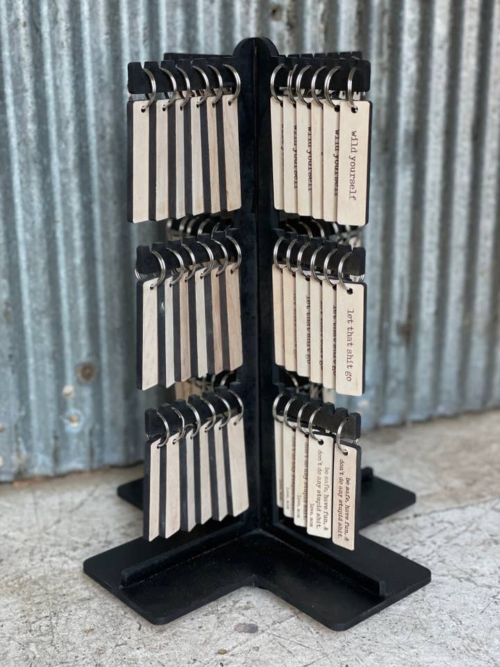 Paquete de inicio: 72 llaveros de madera grabados y expositor para venta al por mayor de Jus Sayin'