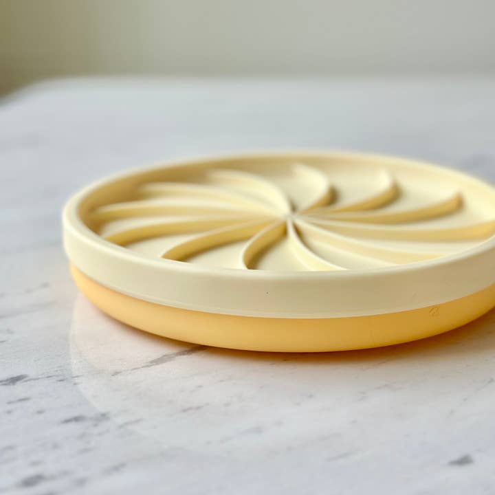 ollie b. good - Wholesale Pet Food Mat - Dog - wheelies lick mat & lid | buttercup3