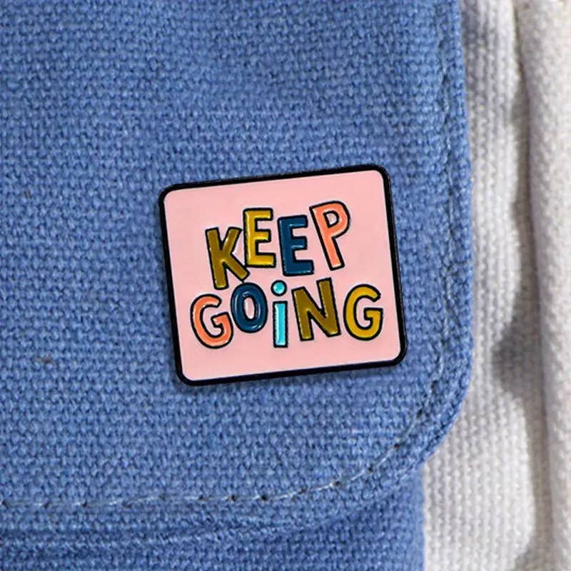 Magnifique Hearts – Engroshandel Reversnål/knap – Inspirerende „Keep Going“ emaljepind - Motiverende badge