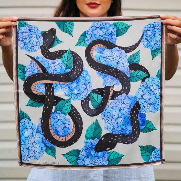 Arlo Goods – Großhandel Schal – Damen – Seidenschal mit Schlange und Hortensien1