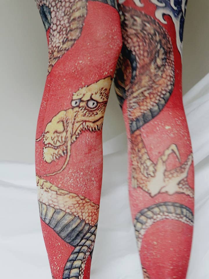 Collant artistique imprimé DRAGON de HOKUSAI pour la vente par Tabbisocks