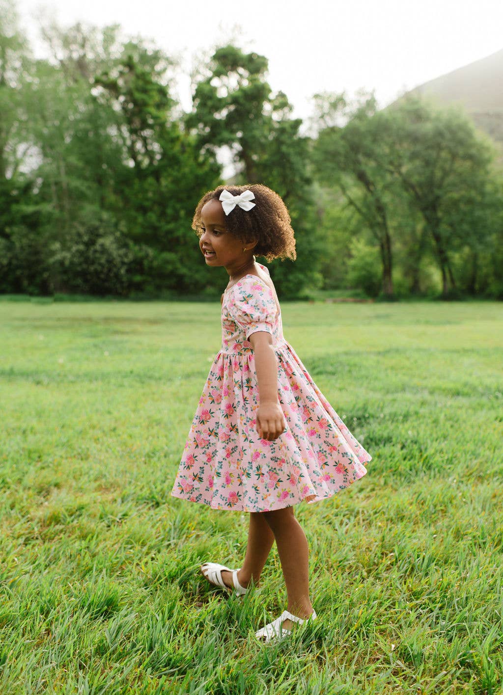 Ollie Jay – wholesale Klänning – Barn – Puffklänning i Peach Bouquet | Flickors Snurrklänning13