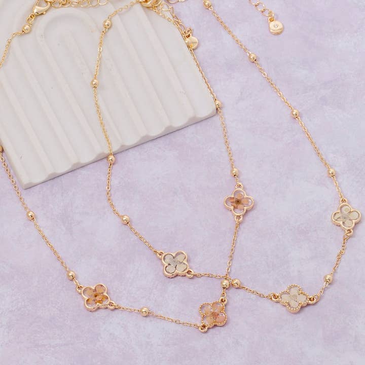 Collana con ciondolo a quadrifoglio di fiori pressati per la vendita all'ingrosso da parte di The Looks by Fame Accessories